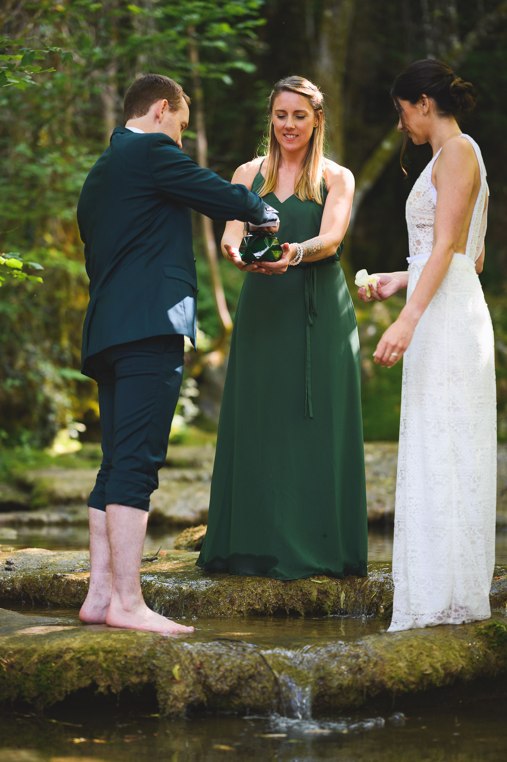 green-wedding-inspiration-elopment-nature-foret